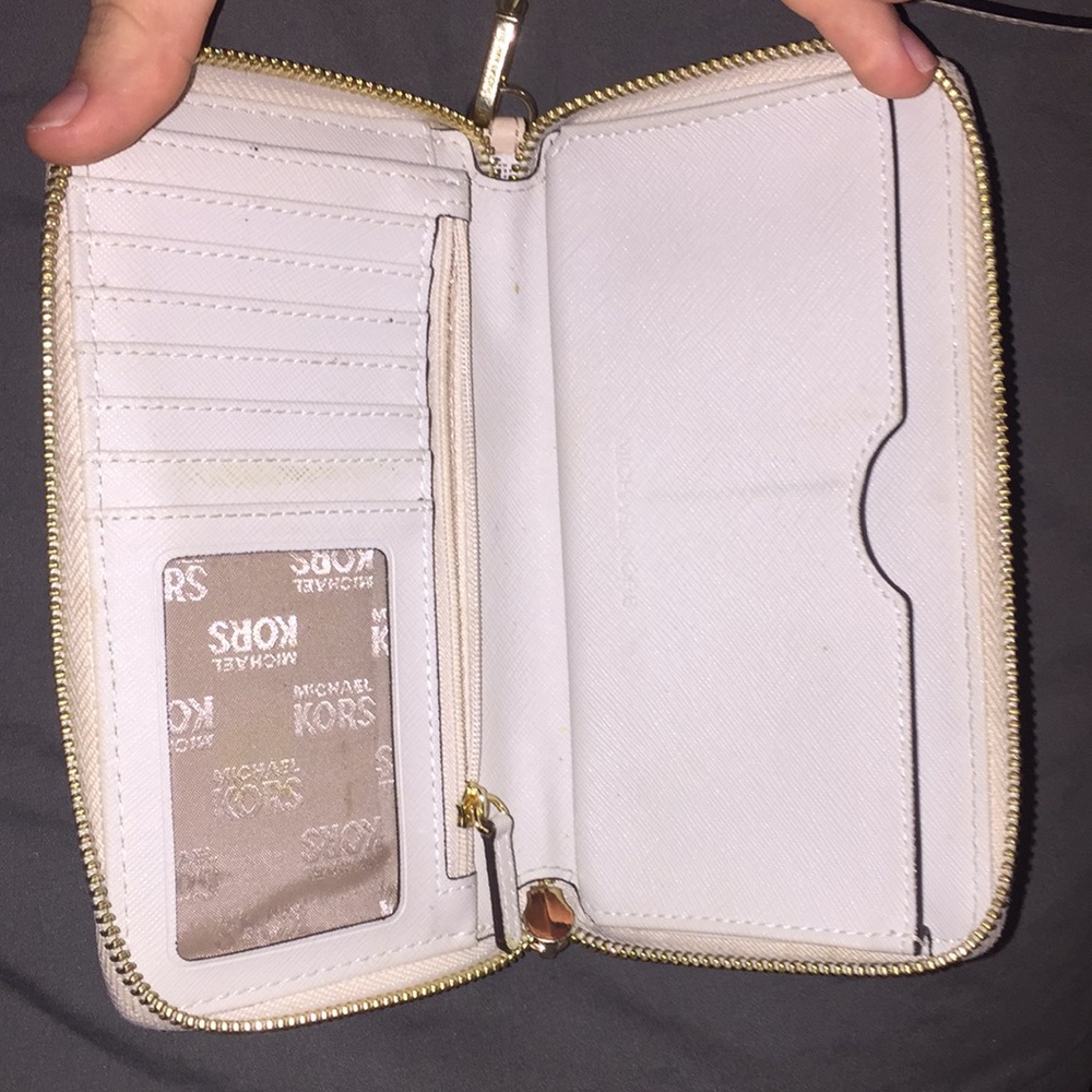 Woman’s wallet - Picture 2 of 2